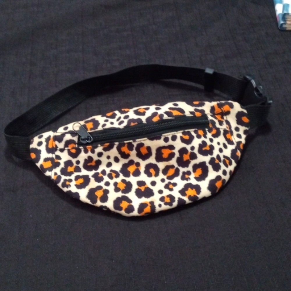 I'm selling a leopard print fanny pack.